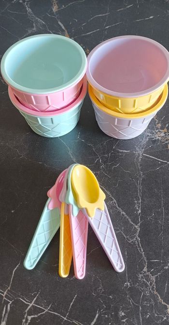 Lot de 4 coupes à glace avec cuillères assortie