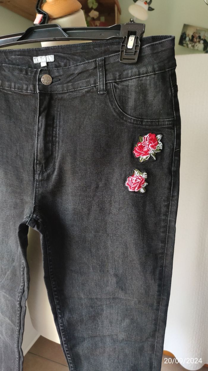Jean gris avec broderies floral - photo numéro 3