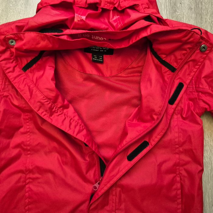 Très beau coupe vent rouge, de qualité. Garçon ou fille 7/8ans. Marque Abacus count on it - photo numéro 2