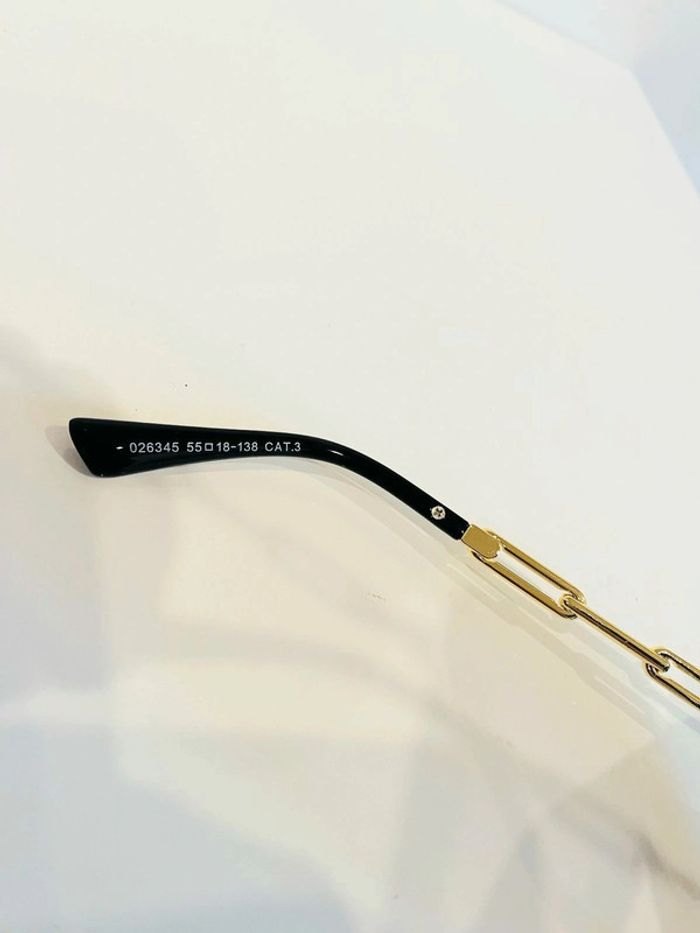 Lunette de soleil femme noire bras en chaîne dorée verres dégradés UV protection catégorie 3 - photo numéro 7
