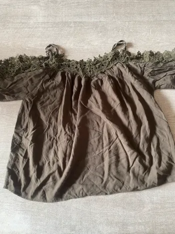 Top kaki foncé à dentelle florale – épaules dénudées chic