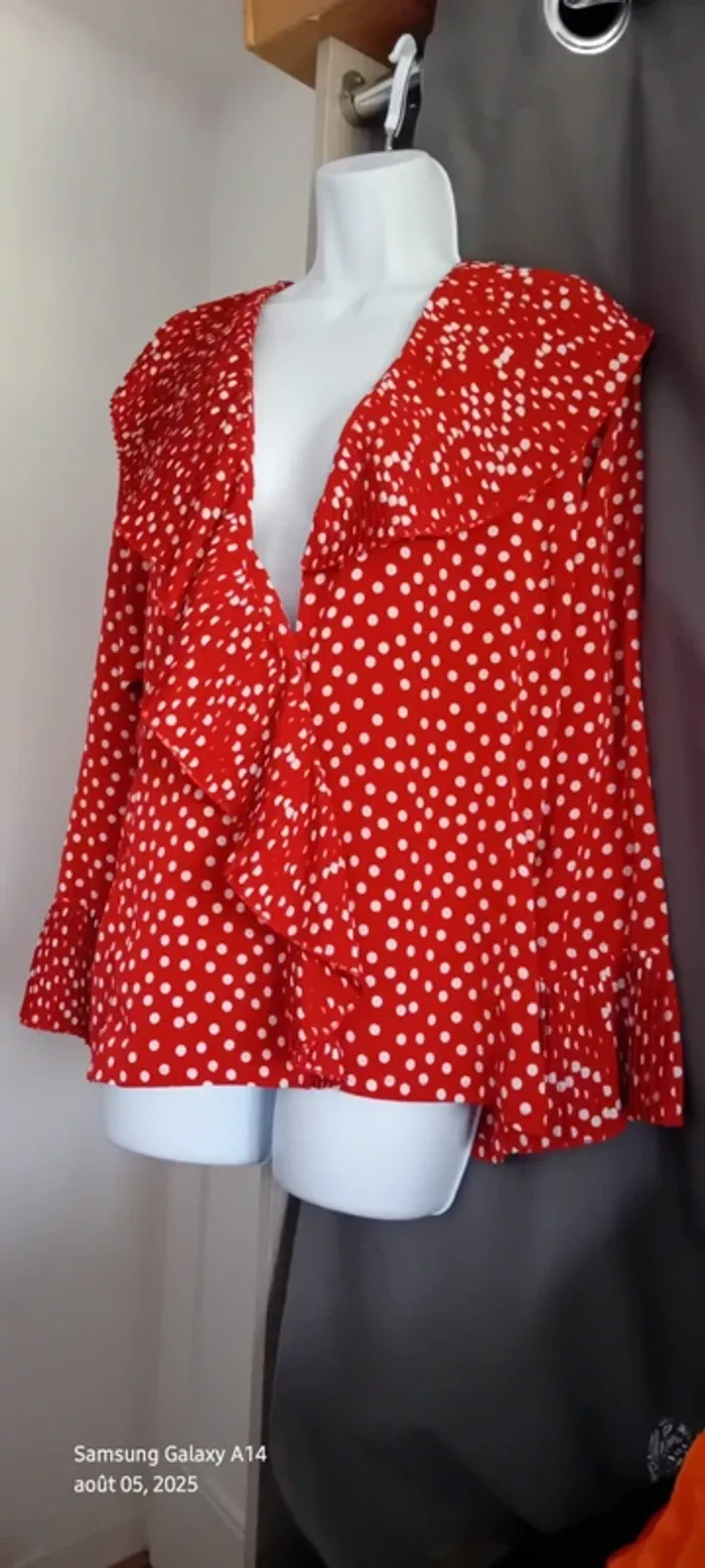 Blouse fluide à pois avec volants plissés manches longues pagodes rouge femme 40 flanelle Paris