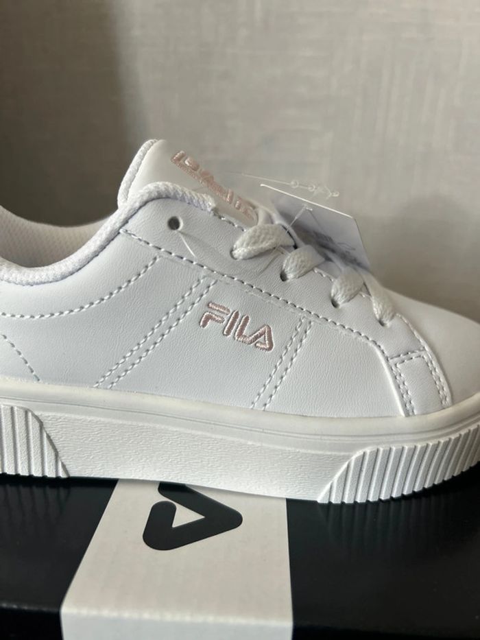 Baskets fila blanches vernies 28 - photo numéro 2