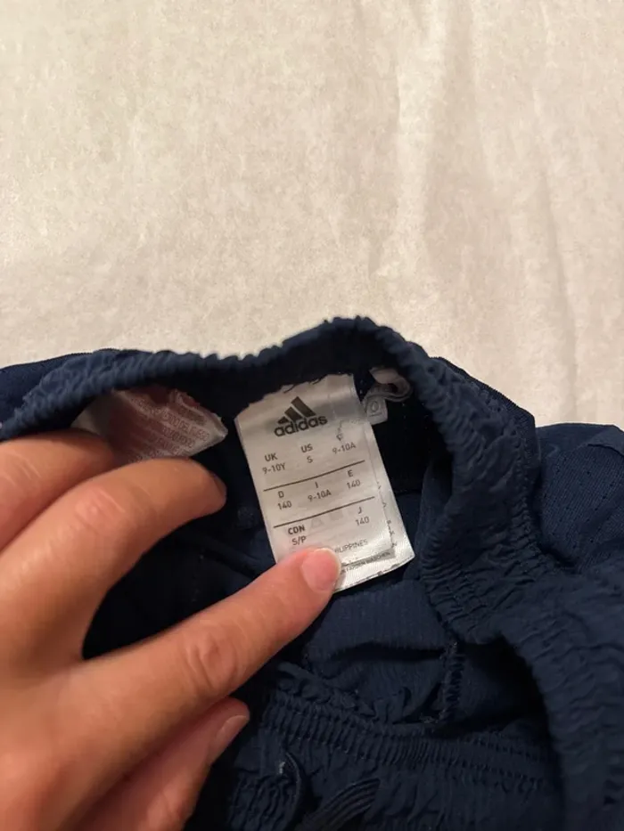 Short Adidas taille 9/10 ans 2 poches avec zip - photo numéro 9