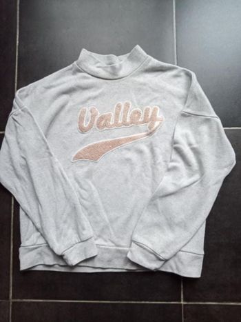 pull fille 12 ans bon état, petite couture décousue (voir photo)