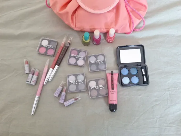 Trousse maquillage avec quelques maquillages - photo numéro 2