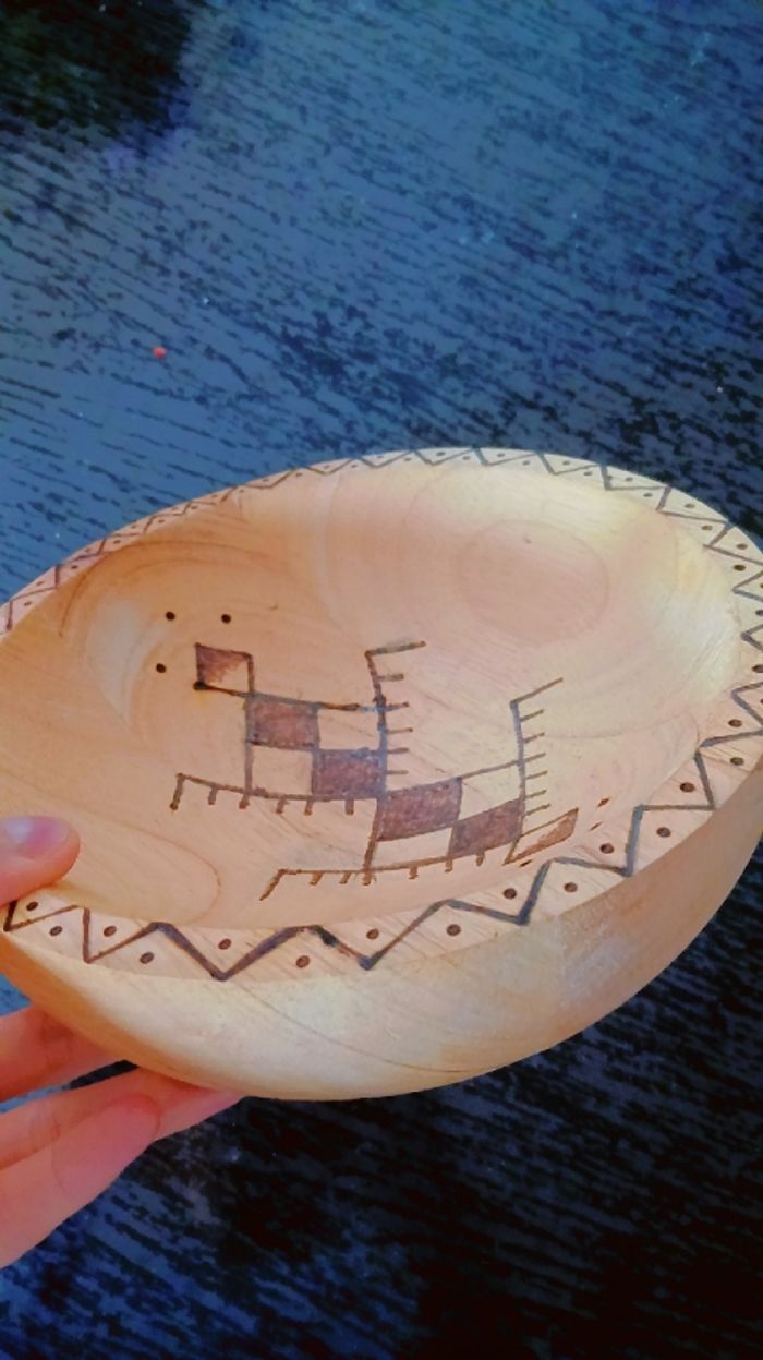 Assiette en bois..vide poche gravé a main - photo numéro 3