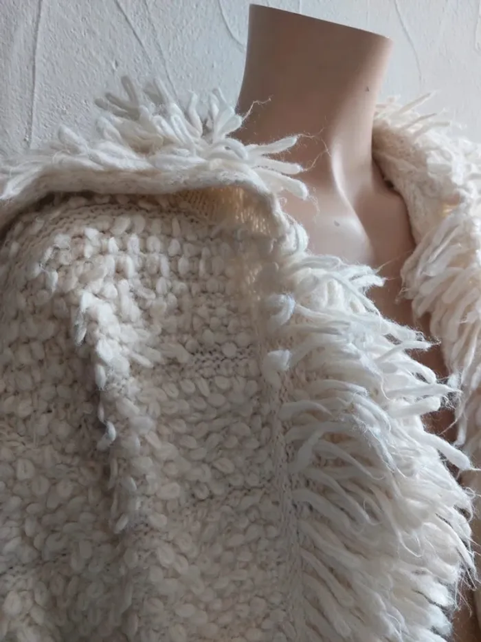 Veste cape en style peluche blanche - photo numéro 4