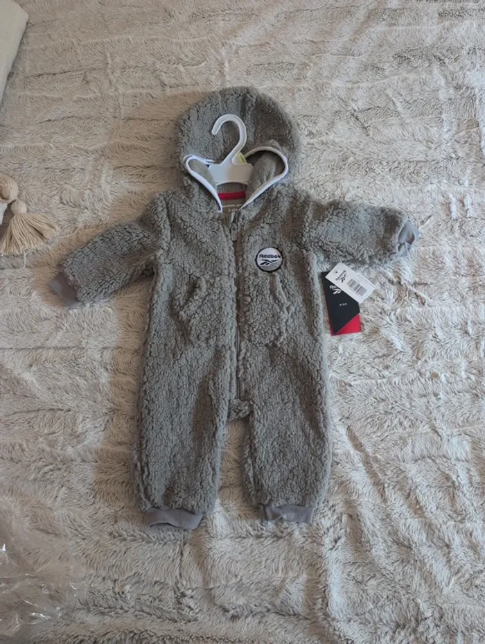 Combinaison bébé. 3/6 mois. Neuf. Reebok