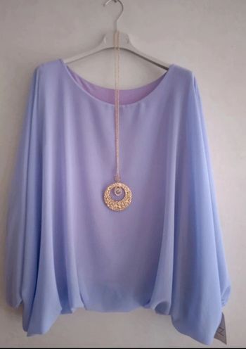 Haut femme avec bijou