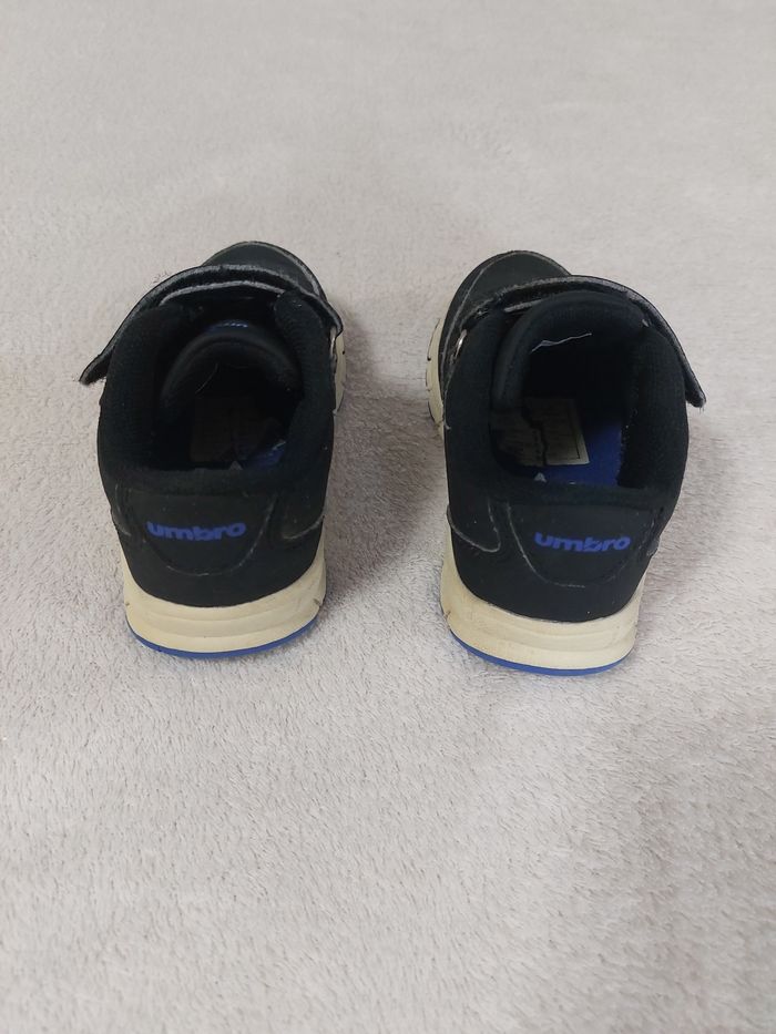 Basket Umbro noir et bleu 23 - photo numéro 3