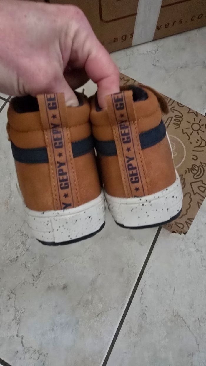 NEUVES NON PORTÉES 🏷🥰🤩💙superbes baskets chaudes pointure 26 garçon - photo numéro 2