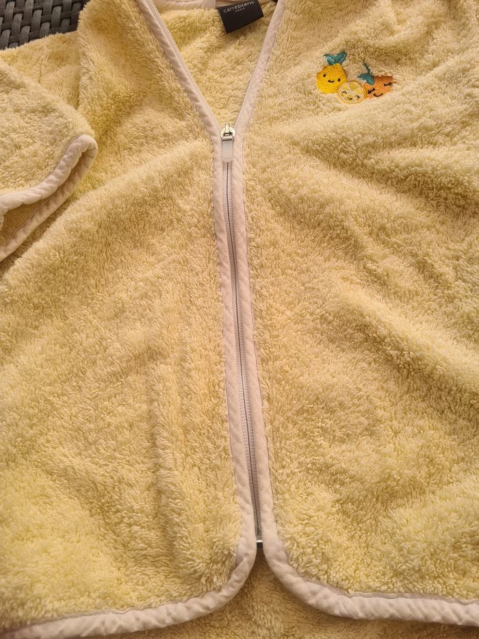 Cape,  veste de bain. Fermeture éclair. Carré blanc. 1 an. Jaune pâle - photo numéro 2