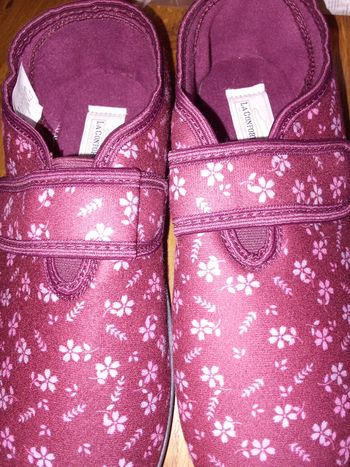 Chaussons bordeaux motifs fleuris