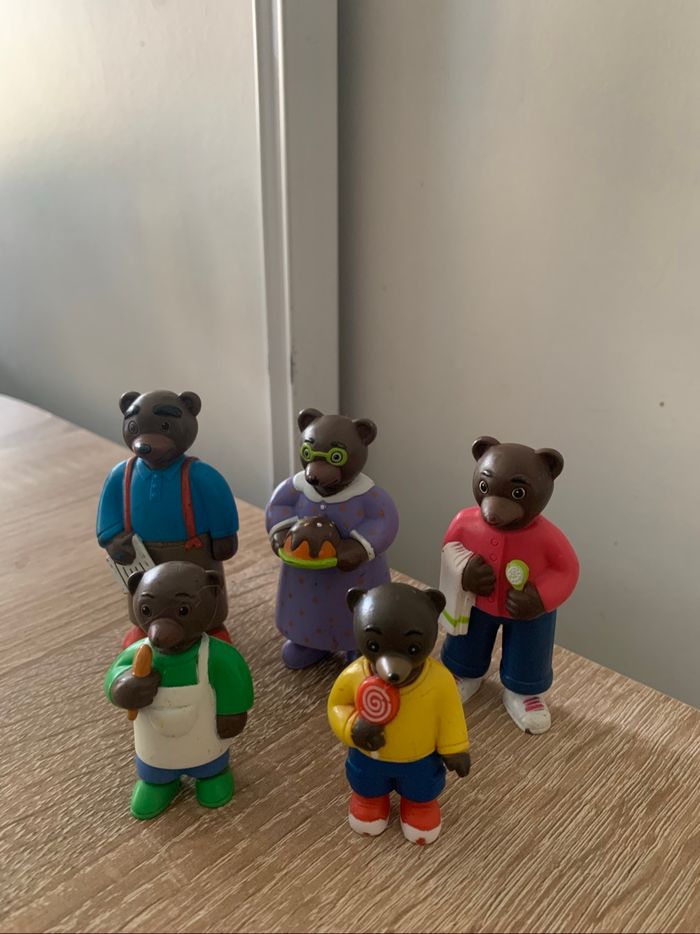5 figurines petit ours brun à la maison