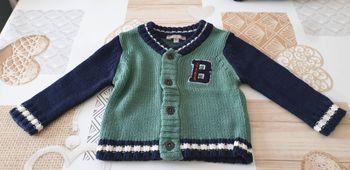 Veste style lycéen.