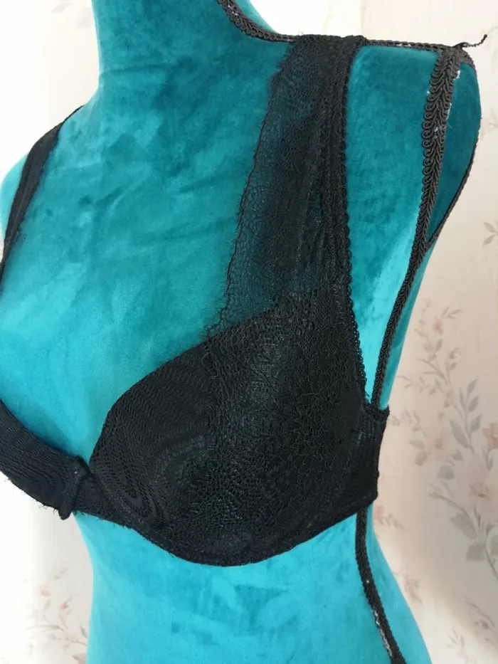 Soutien gorge noir en dentelle ouvert dans le dos / sans marque / (95C) - photo numéro 3