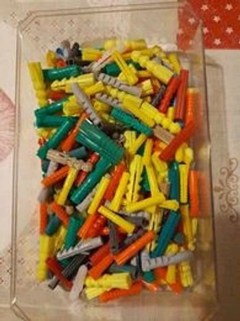 Chevilles pour cloison