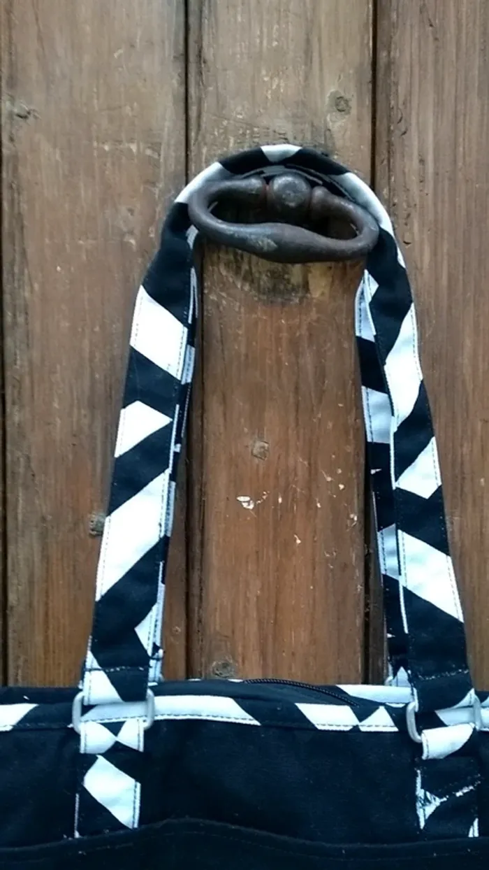 Sac Eastpak noir et blanc. Jamais porté. - photo numéro 3