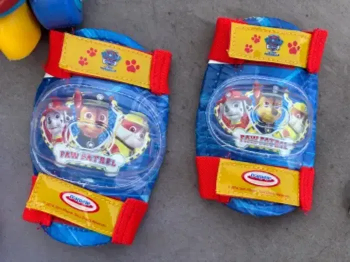 Paire de patins à roulettes + genouillères et coudières bon état - photo numéro 2