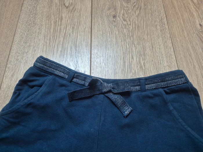 Short okaidi bleu foncé 12 ans en très bon état - photo numéro 2