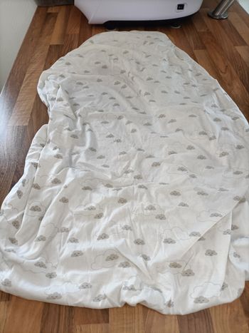 Drap housse lit bébé blanc et nuages