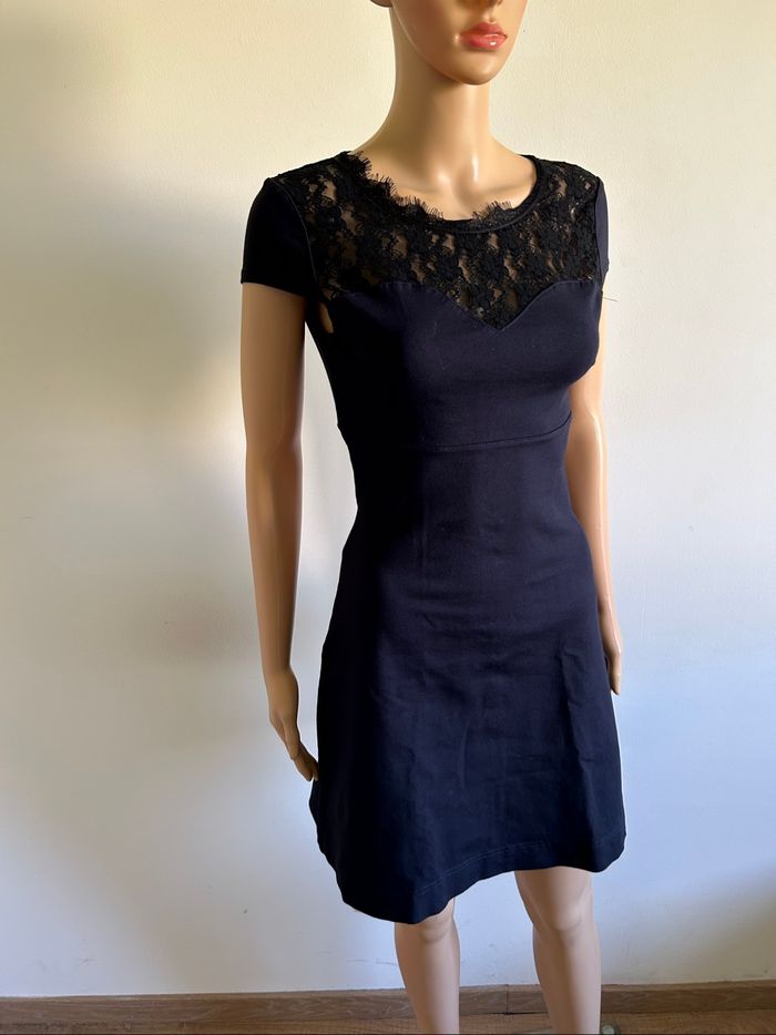 Robe bleue marine avec dentelle noire Morgan taille XS jamais portée - photo numéro 2