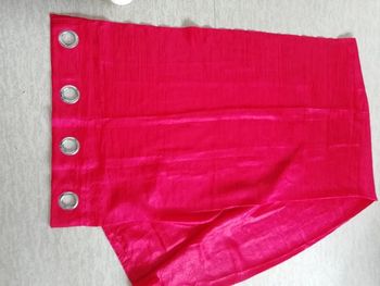 Très joli Rideau voile effet froissé satiné ROUGE œillet