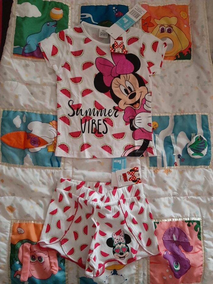 Ensemble t shirt et short disney minnie neuf