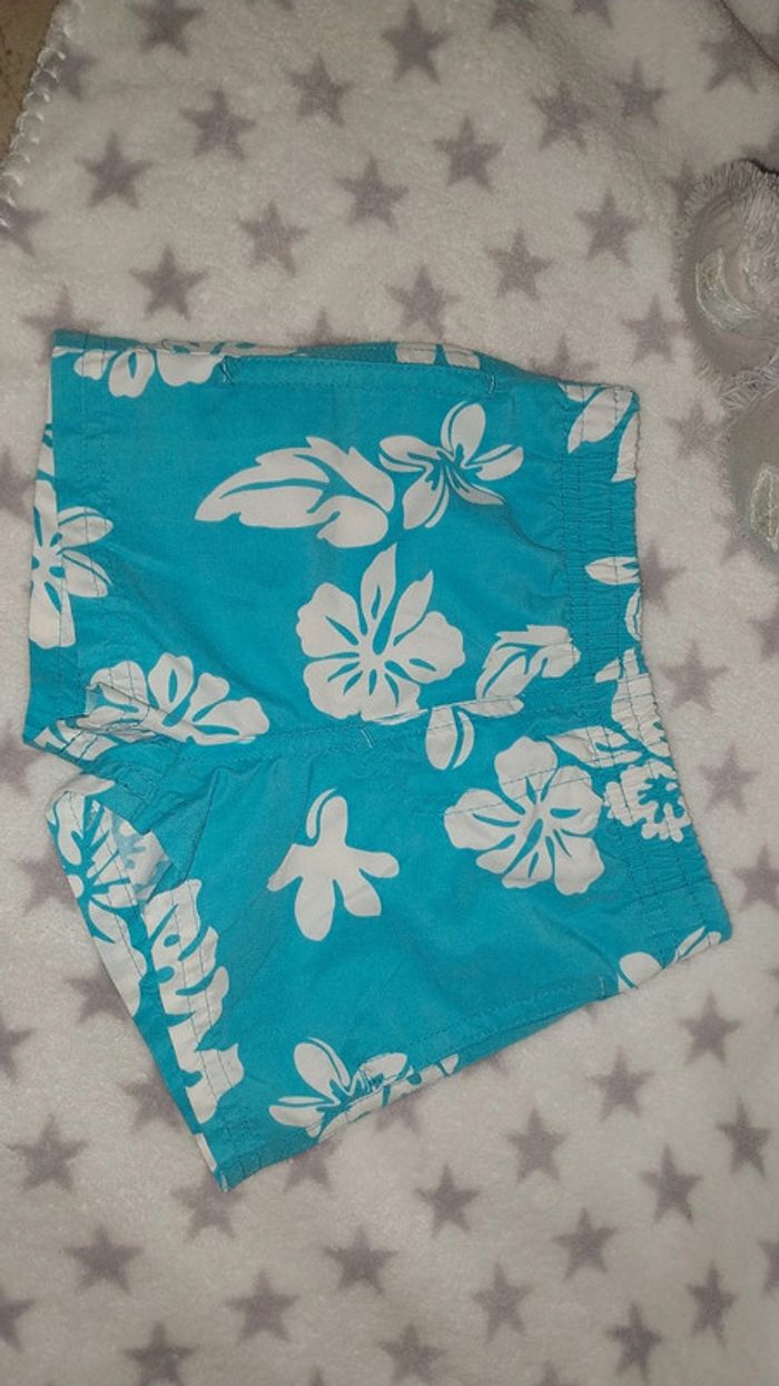 Short de bain bleu turquoise imprimé fleurs état neuf Taille 12 mois - photo numéro 3