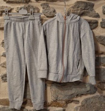 Ensemble jogging et veste gris marque décathlon 5/6 ans fille.