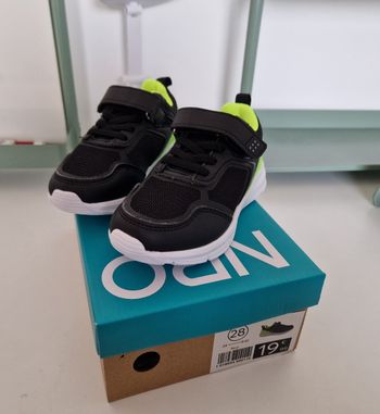 Baskets neuves taille 28