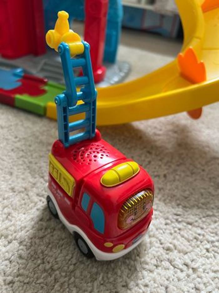 Circuit / Garage Tut tut Caserne de pompiers Vtech - photo numéro 3