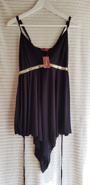 Haut empire et paillettes noir.
