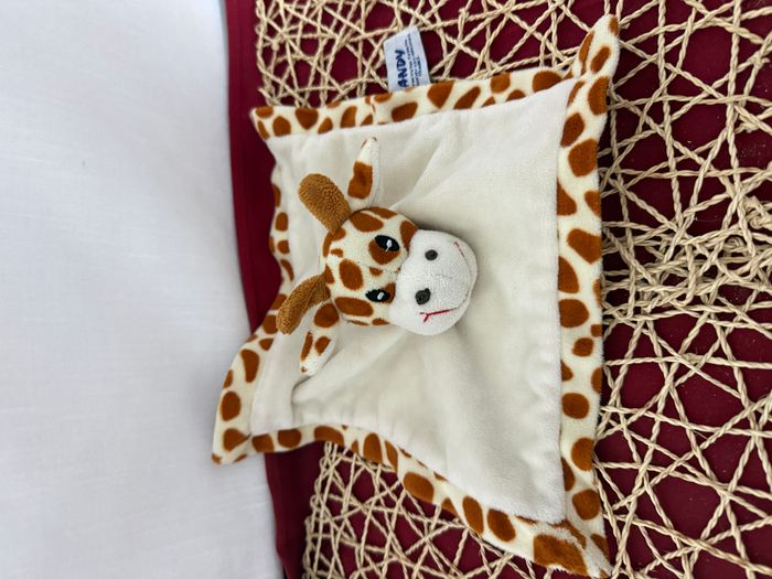 Doudou plat girafe SANDY carré beige tâches marron - photo numéro 3