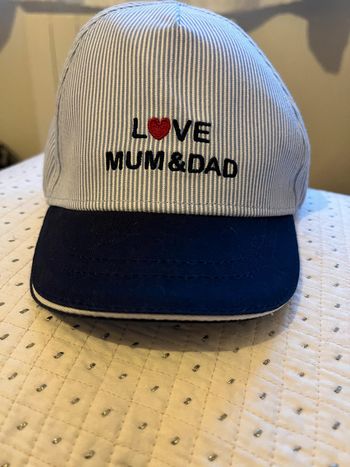 Casquette à message « Love mum & dad »