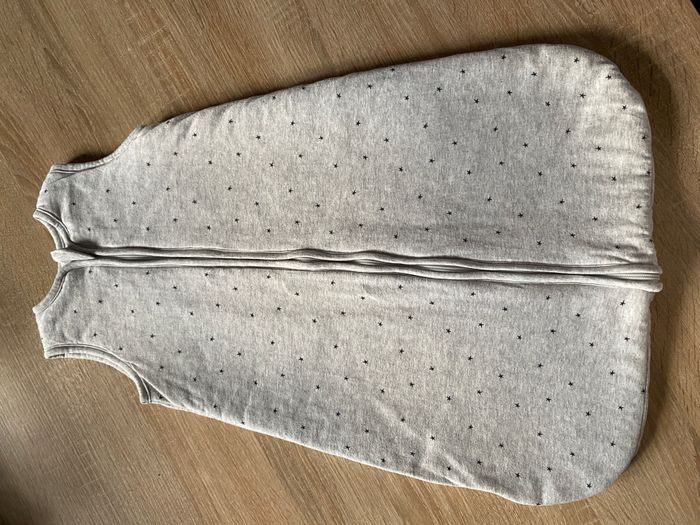 Gigoteuse gris clair avec des petites étoiles 0-6 mois couchage turbulette kiabi très bon état