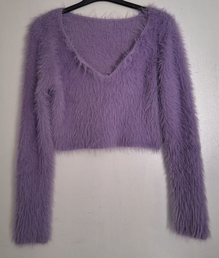 Joli pull court couleur lilas tout doux avec des poils