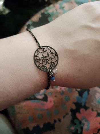 bracelet fin en métal foncé Emma pill.