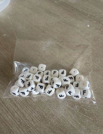 Perle silicone lettre F