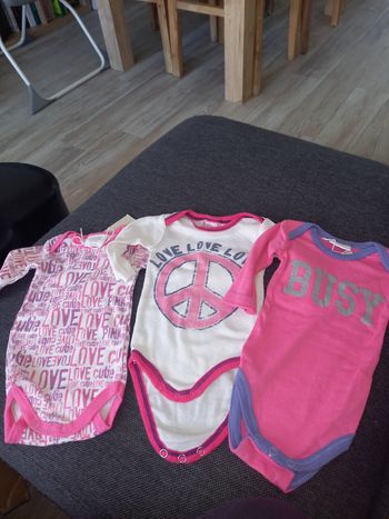 Lot de 3 bodys manches longues.