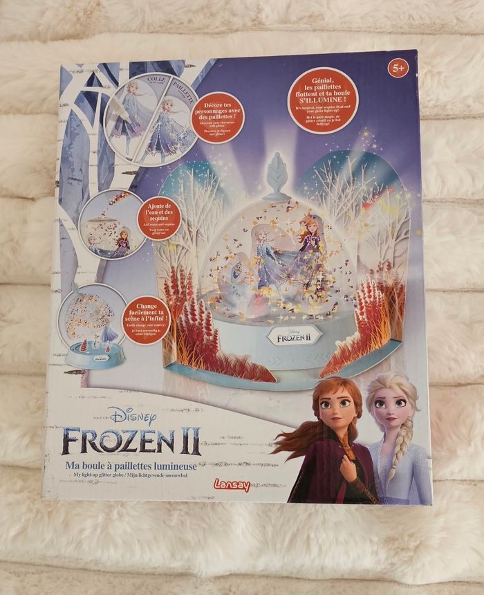Ma boule à paillettes lumineuse ma Reine Des Neiges 2 Disney