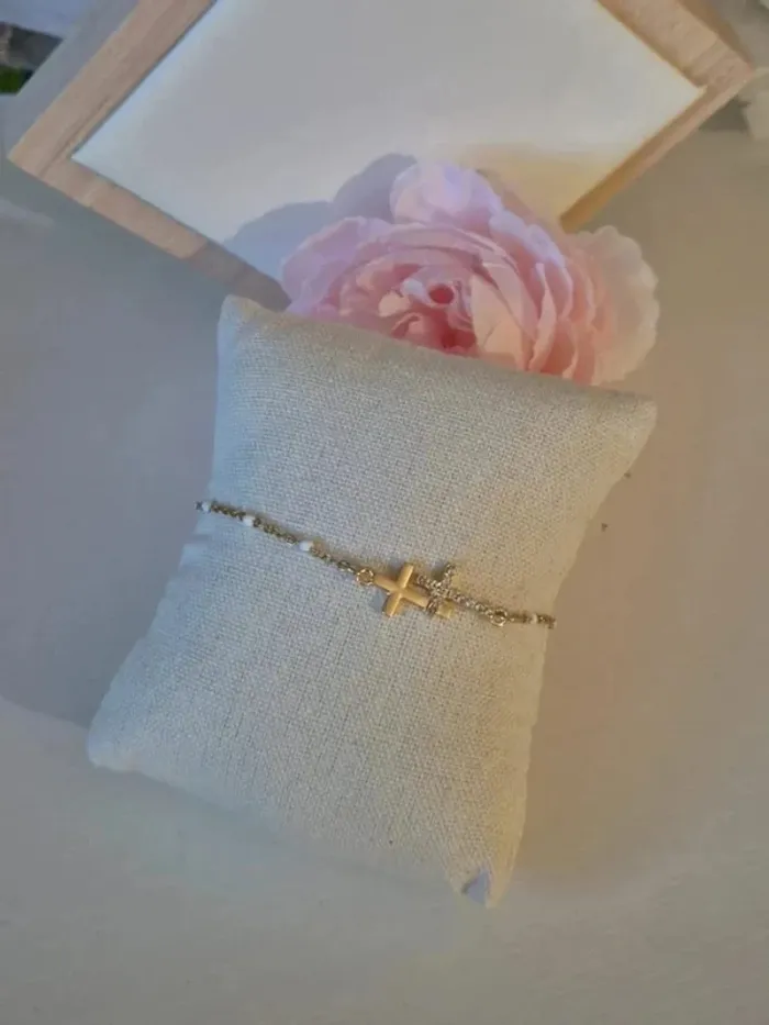 Bracelet style gigi avec double croix 🌸 en acier inoxydable 🌸 perles résines blanches - photo numéro 6