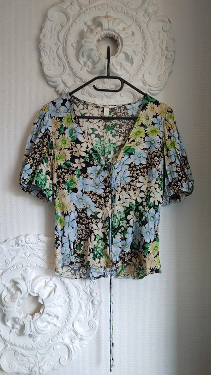Top manche court ballon Motif fleurie décolleté