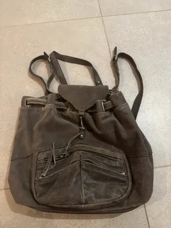 Sac à dos gris Nat & Nin en cuir véritable, bon état extérieur mais tâché à l'intérieur, 30x25cm