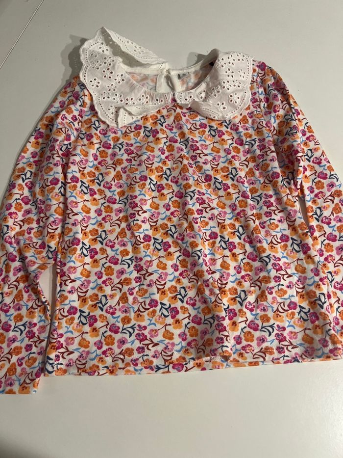 T-shirt fleurs neuf 4 ans