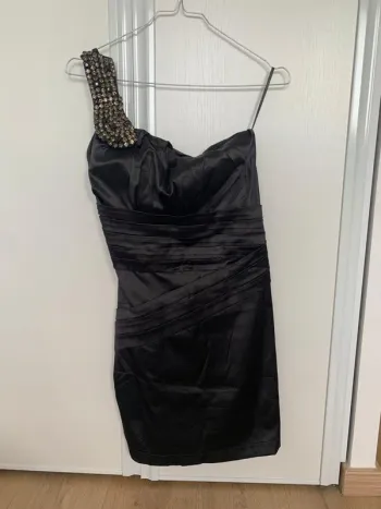 Robe noire pour occasion