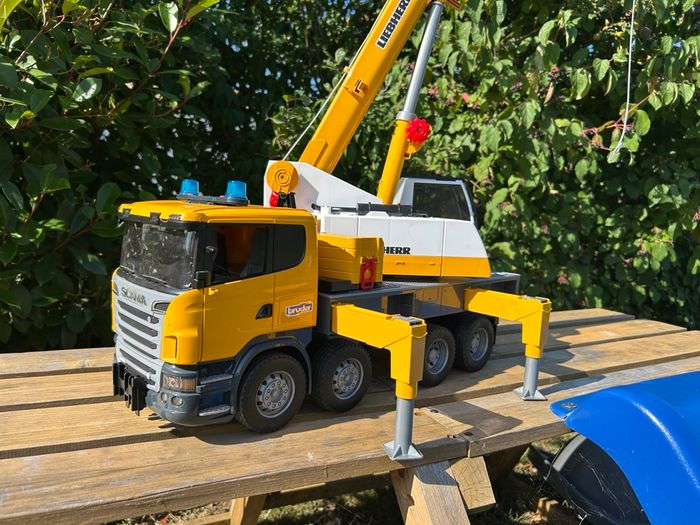 Camion-grue Liebherr Scania Super 560R avec module son et lumière - photo numéro 2