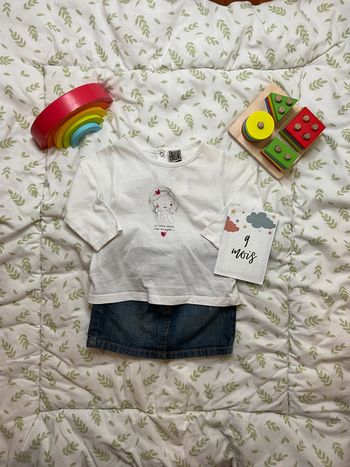 ensemble teeshirt blanc inscription devant tape à l'oeil et jupe en jean bleu kitchoun 9 mois