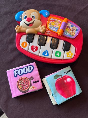 Lot 3 jouets 1-2 ans Piano rouge et livres tissu